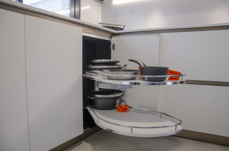 Luz y mucho estilo en esta cocina Whirlpool de Cafran