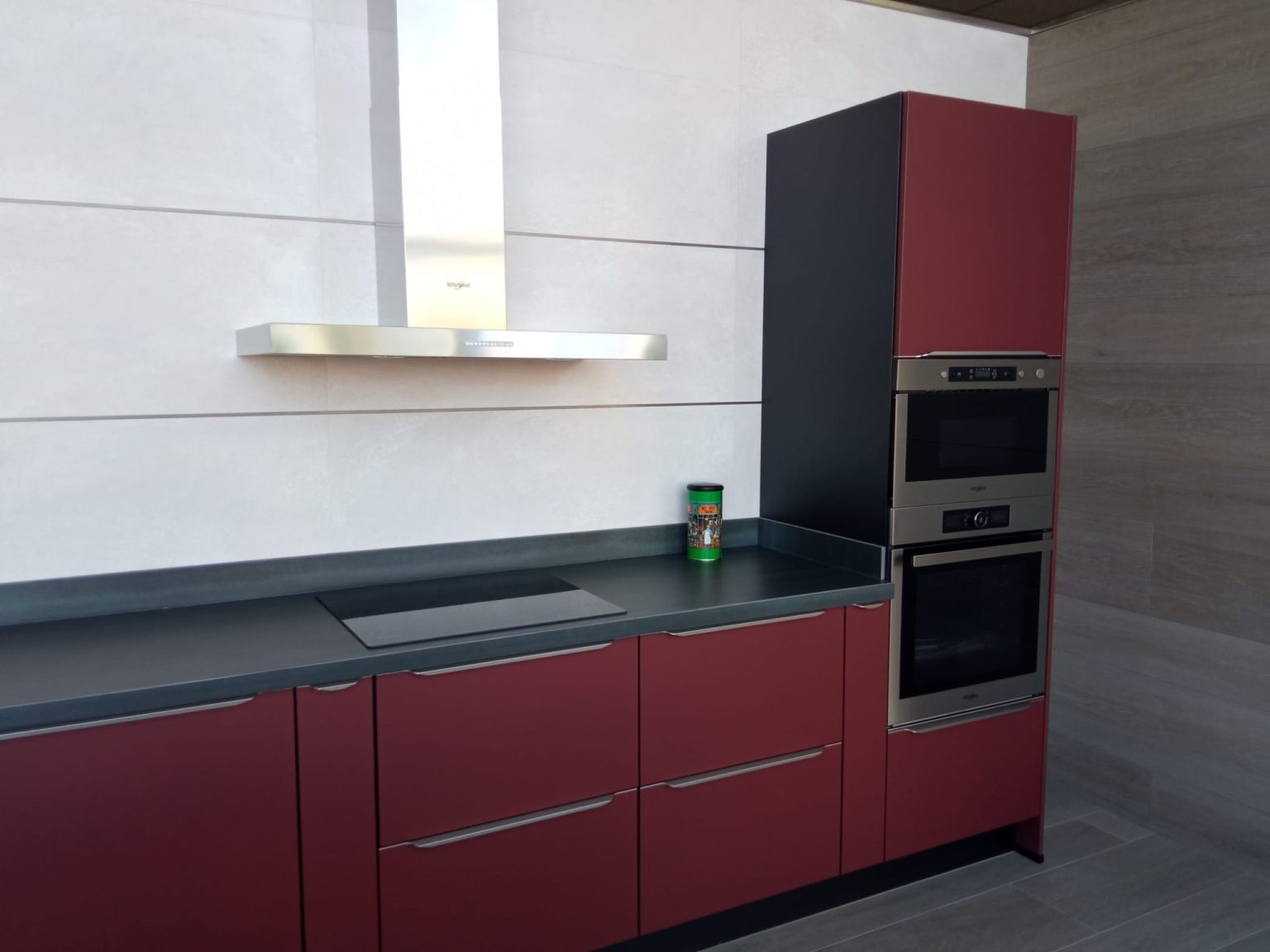 Whirlpool inox en una cocina óxido rojo muy actual de Olivares MC